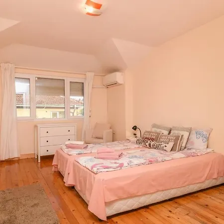 Spacious And Cozy 3 Bedroom In Downtown Apartment Sofia